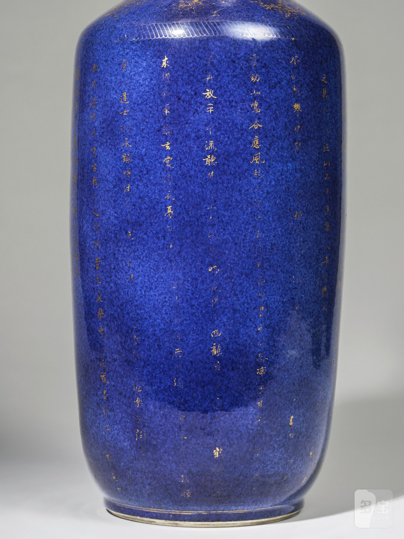 清康熙 灑藍釉描金後赤壁赋圖詩文棒槌瓶 | IMPORTANT VASE ROULEAU EN PORCELAINE BLEU POUDRÉ À DÉCOR À L'OR - 图17